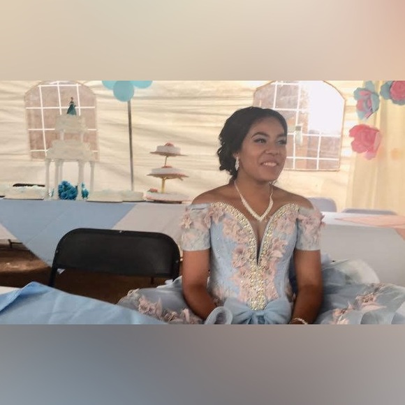 Quinceañera dress - Picture 3 of 3